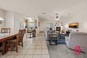 Televisio, takka, työhuone