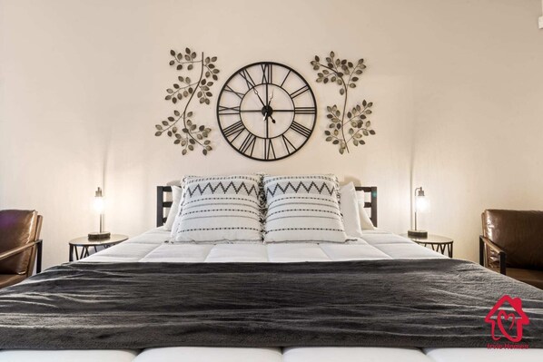 3 makuuhuonetta, työpöytä, vauvan matkasänky, Wi-Fi