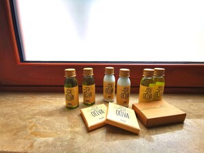 Regadera, secadora de cabello, bidet, toallas 