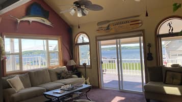 Smart-tv, dvd-spelare, ett filmbibliotek och en stereo