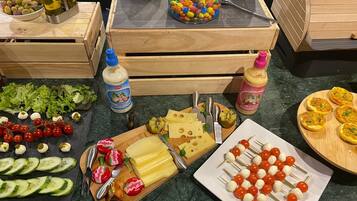 Dagelijks ontbijtbuffet (EUR 18 per persoon)