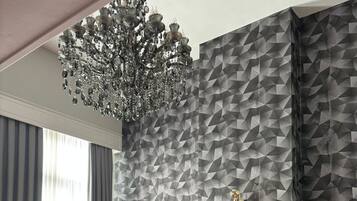 Elite kamer | Luxe beddengoed, een minibar, een kluis op de kamer