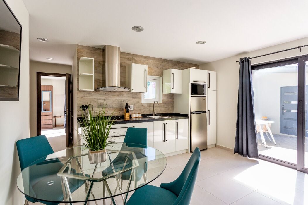 Refrigerador, microondas, parrilla de estufa y cafetera y tetera 