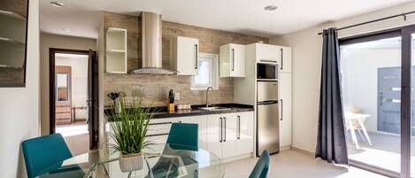 Kjøleskap, mikrobølgeovn, kokeplater og kaffetrakter/tekoker