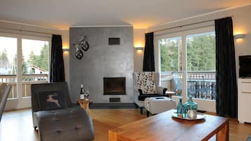 Fernseher, Kamin, Stereoanlage