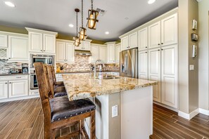 Kjøleskap, ovn, kokeplater og oppvaskmaskin