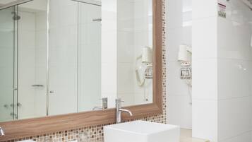 Executive Double Room, 1 Queen Bed, City View | Bathroom