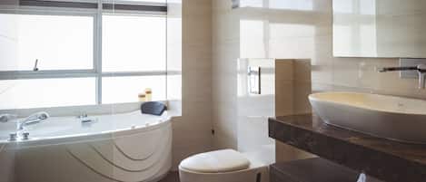 Suite estudio junior | Baño | Regadera, regadera tipo lluvia, toallas