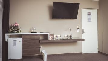 Executive Double Room, 1 Queen Bed, City View | Minibar, in-room safe, desk, free WiFi