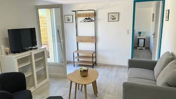 Smart TV, DVD player, mesa de pingue-pongue, livros