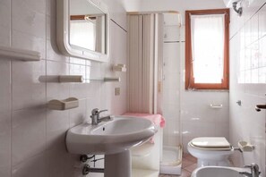 Doccia, asciugacapelli, bidet, asciugamani