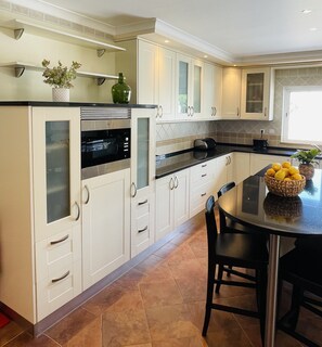 Fridge, microwave, oven, stovetop - Villa Malia - Pivate pool, barbecue, free parking (Portimao)