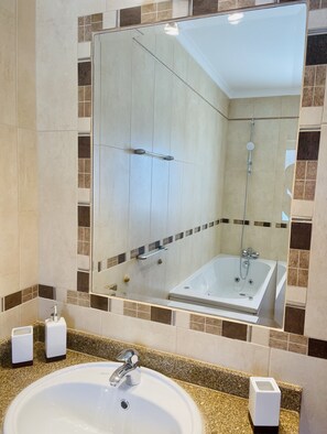 Dusche, Whirlpool, Haartrockner, Bidet