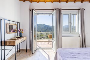 2 chambres, coffres-forts dans les chambres, bureau