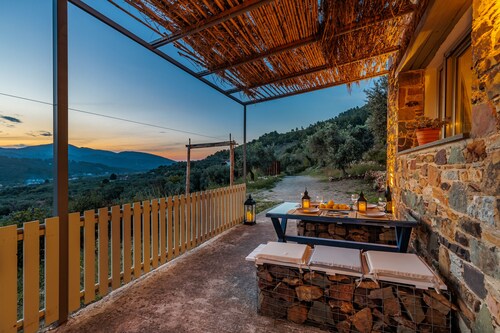 Villa Maja, cozy country stone house with view- 1 km from the beach
