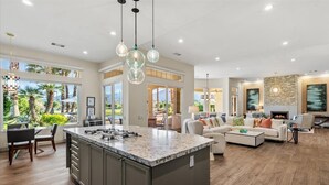 Amplia sala de estar con una isla grande, comedor y cocina.