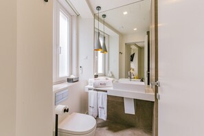 Chuveiro, secador de cabelo, toalhas de banho, sabonete