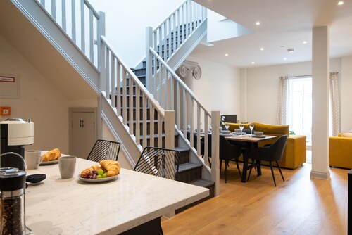 Large Duplex Apartment, Sun Terrace, Free Parking