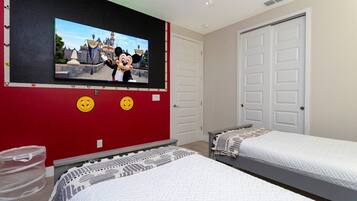 3 chambres, bureau, fer et planche Ă repasser, lit parapluie