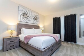 3 habitaciones, escritorio y tabla de planchar con plancha 