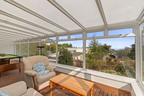 Sunningdale - Beach House, Sea Views, Parking