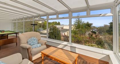 Sunningdale - Beach House, Sea Views, Parking