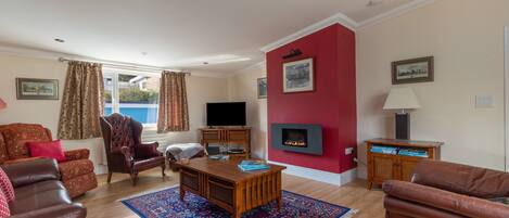 Smart-TV, Tischfußball, Bücher