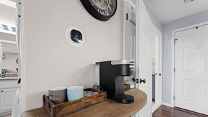 A coffee machine on a wooden table with a tray of mugs and a coffee pot. - Spacious remodel 5 mn-SDC, 10 mn-Lake, 2BR 2.5BA (Branson West)