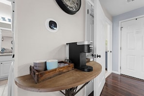 A coffee machine on a wooden table with a tray of mugs and a coffee pot. - Spacious remodel 5 mn-SDC, 10 mn-Lake, 2BR 2.5BA (Branson West)