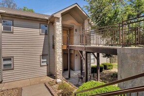 A two-story building with a balcony and a covered outdoor seating area. - Spacious remodel 5 mn-SDC, 10 mn-Lake, 2BR 2.5BA (Branson West)
