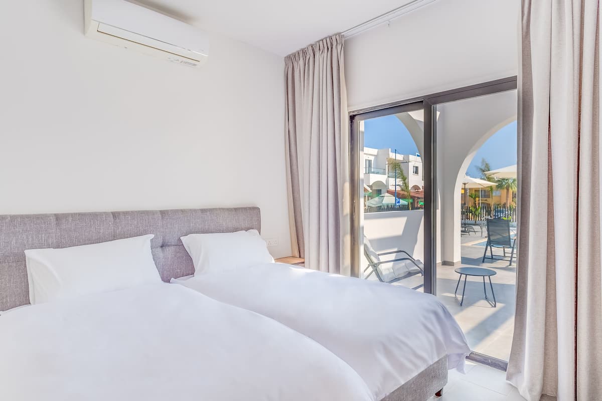 in-room safe, iron/ironing board, free wifi, bed sheets