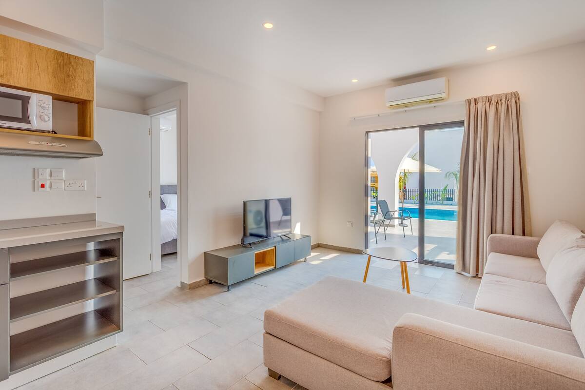 deluxe suite | living area | flat-screen tv