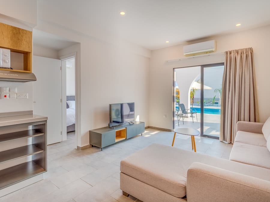 Deluxe Suite | Living area | Flat-screen TV