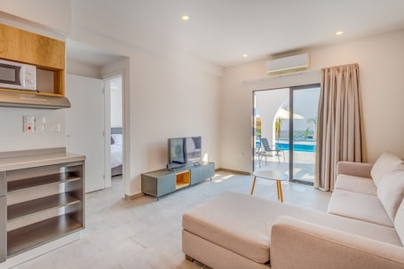 Deluxe Suite | Living area | Flat-screen TV