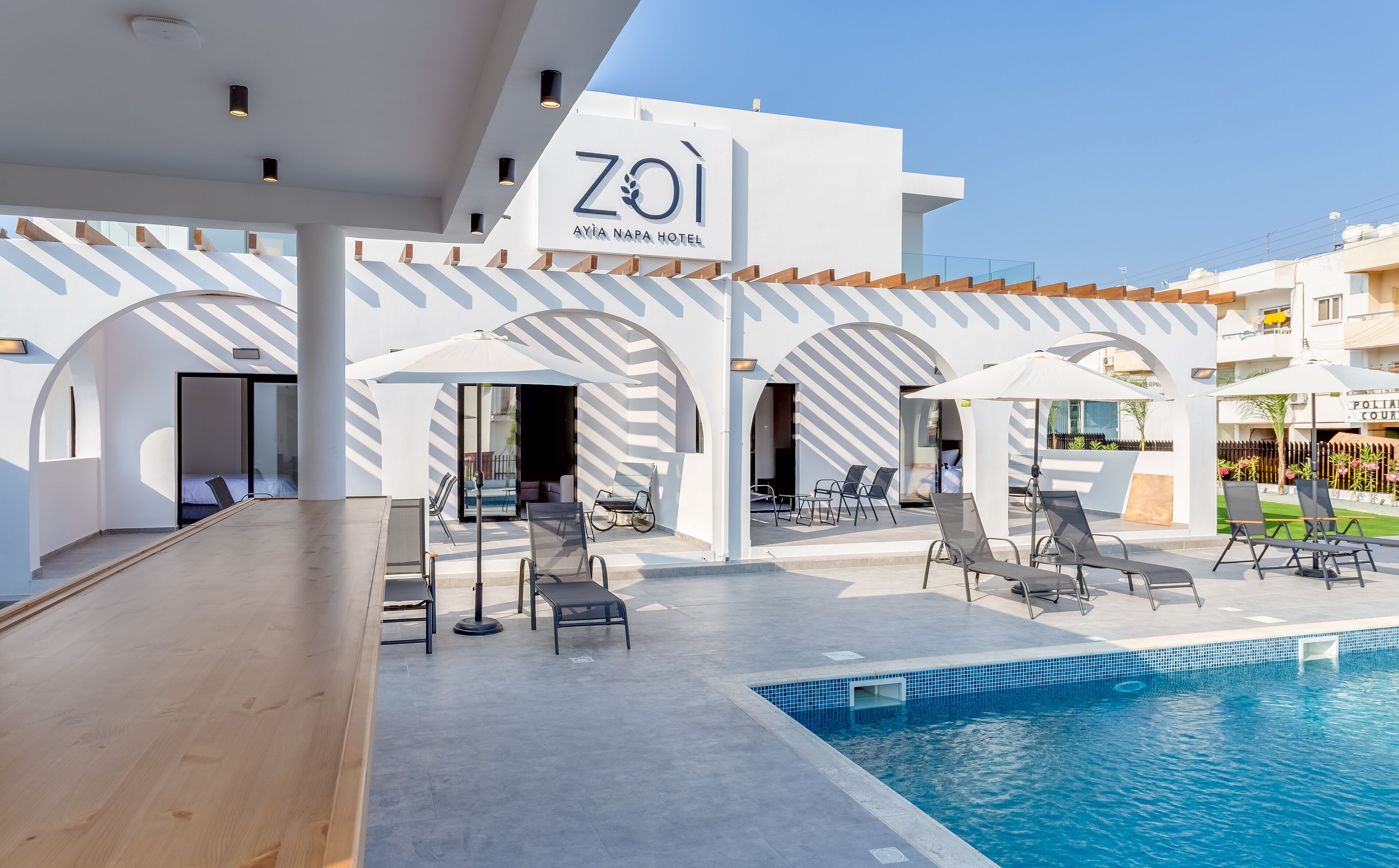 deluxe suite, pool view | terrace/patio