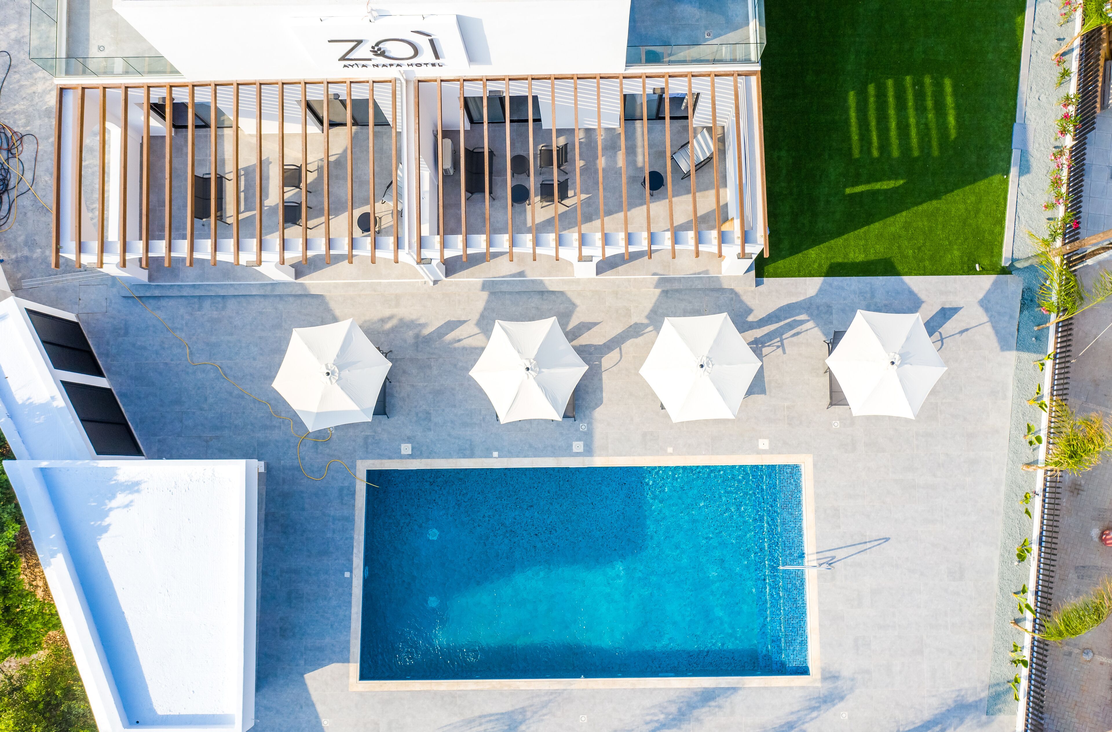 Una piscina al aire libre, tumbonas