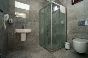 Een douche, een regendouche, gratis toiletartikelen, een haardroger