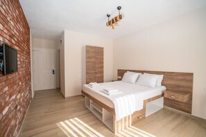 Standard-Doppelzimmer | Hochwertige Bettwaren, Schreibtisch, laptopgeeigneter Arbeitsplatz