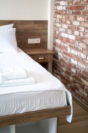 Kamar Twin Ekonomi, 2 Tempat Tidur Twin | Seprai premium, meja kerja, ruang kerja ramah laptop, dan Wi-Fi gratis