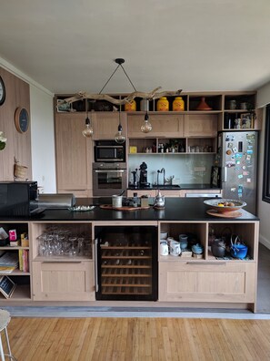 Réfrigérateur, micro-ondes, four, plaque de cuisson