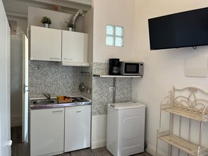Fridge, microwave, stovetop, coffee/tea maker - Michelangelo's Suite / Modern Apartment / Accommodates Up to 7 Guests (Firenze)