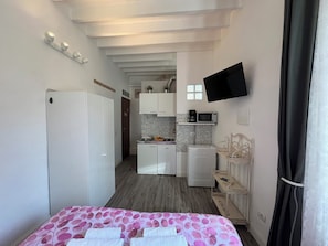 3 bedrooms, iron/ironing board, travel cot, free WiFi