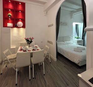 Dining - Michelangelo's Suite / Modern Apartment / Accommodates Up to 7 Guests (Firenze)