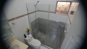 Een douche, een haardroger, handdoeken, zeep