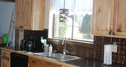 Elk View Cabin - A lovely mountain retreat. Family-friendly and dog-friendly.