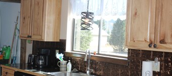 Elk View Cabin - A lovely mountain retreat. Family-friendly and dog-friendly.