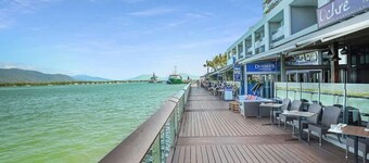 Waterfront Luxury at Harbour Lights: Stunning Marina Views & Prime Cairns Location