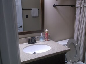 Ensemble douche/baignoire, sèche-cheveux, serviettes fournies