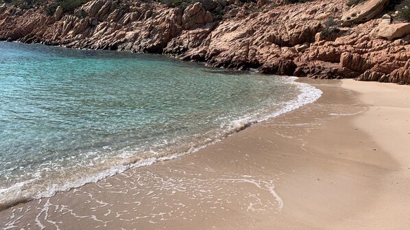Una spiaggia nelle vicinanze