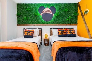 4 bedrooms, desk, iron/ironing board, travel cot - 4 Bedrooms, 4.5 bathrooms Townhouse (Four Corners)